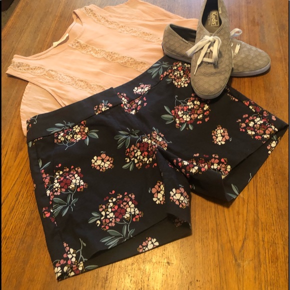 LOFT Pants - Loft Floral Shorts 🌸💐🌷🌼